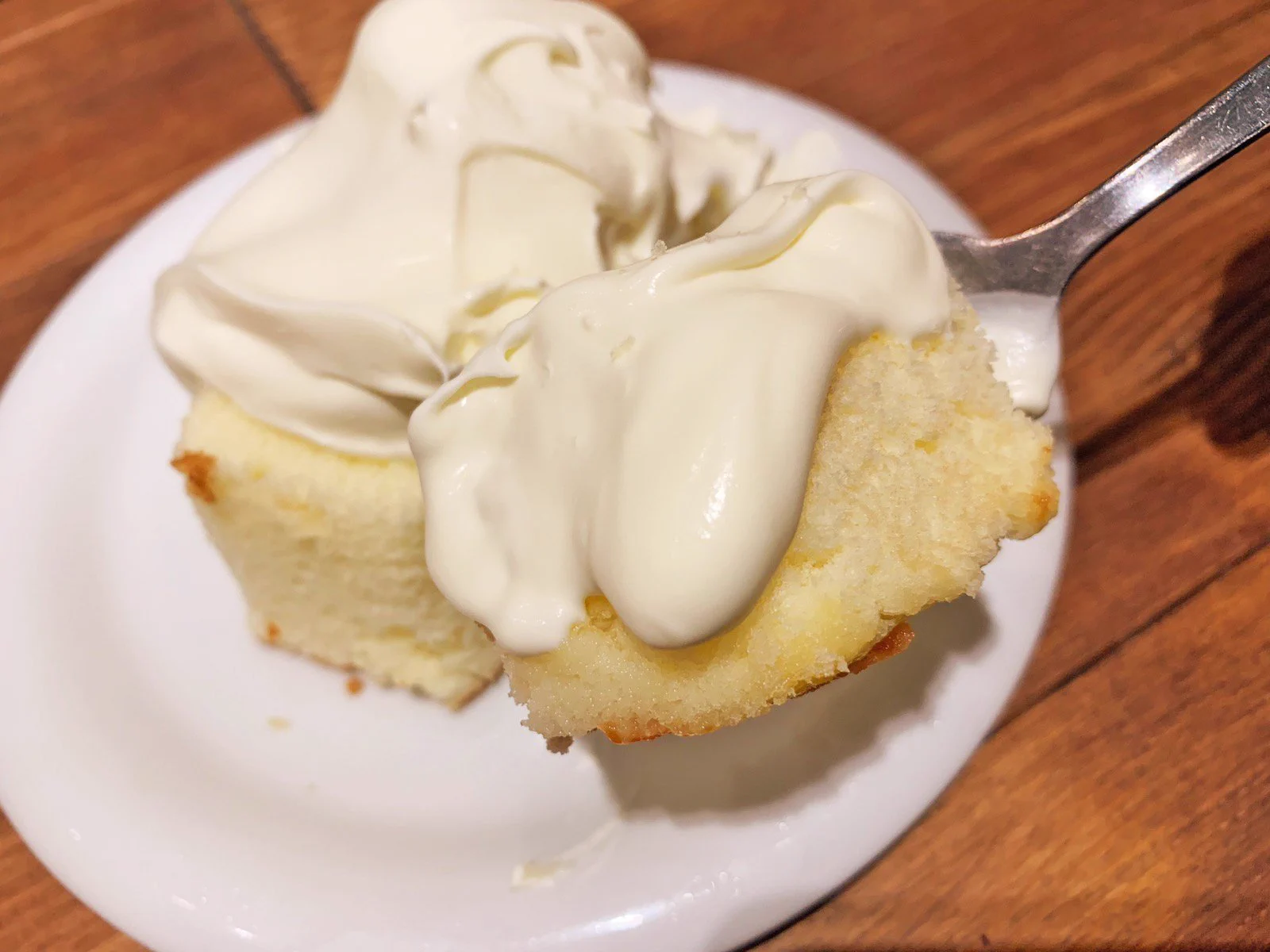 さすが生クリーム専門店！！生クリームまみれのシフォンケーキｗｗｗ