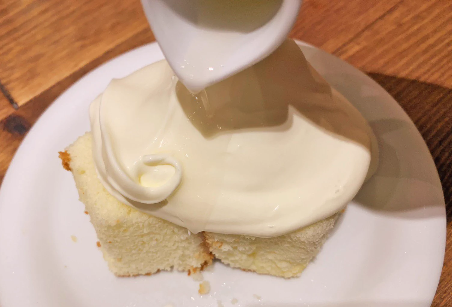 さすが生クリーム専門店！！生クリームまみれのシフォンケーキｗｗｗ