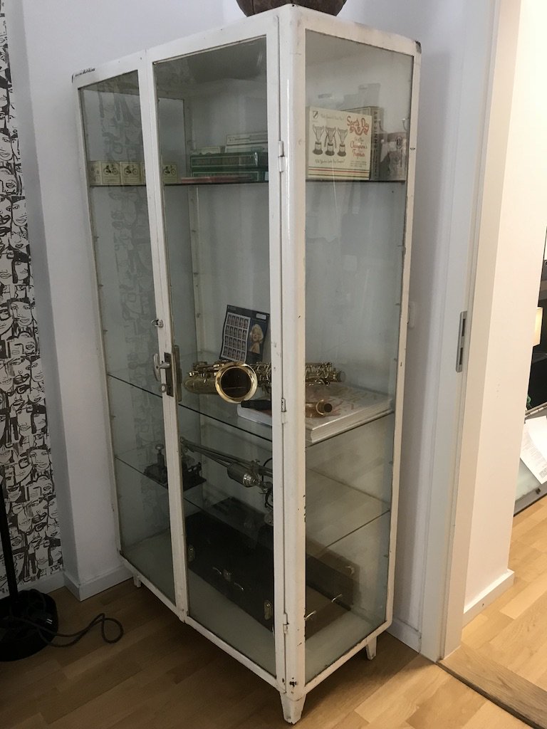 wbfberlin's tweet photo. Alte, schwere und hochwertige Vitrinenschränke aus den 30er Jahren ...gehen weg wie warme Semmeln ;-)
#BabylonBerlin #BauhausDessau #vintage #design #Berlin #furnituredesign #industriedesign https://t.co/GAEG0aT6Fg