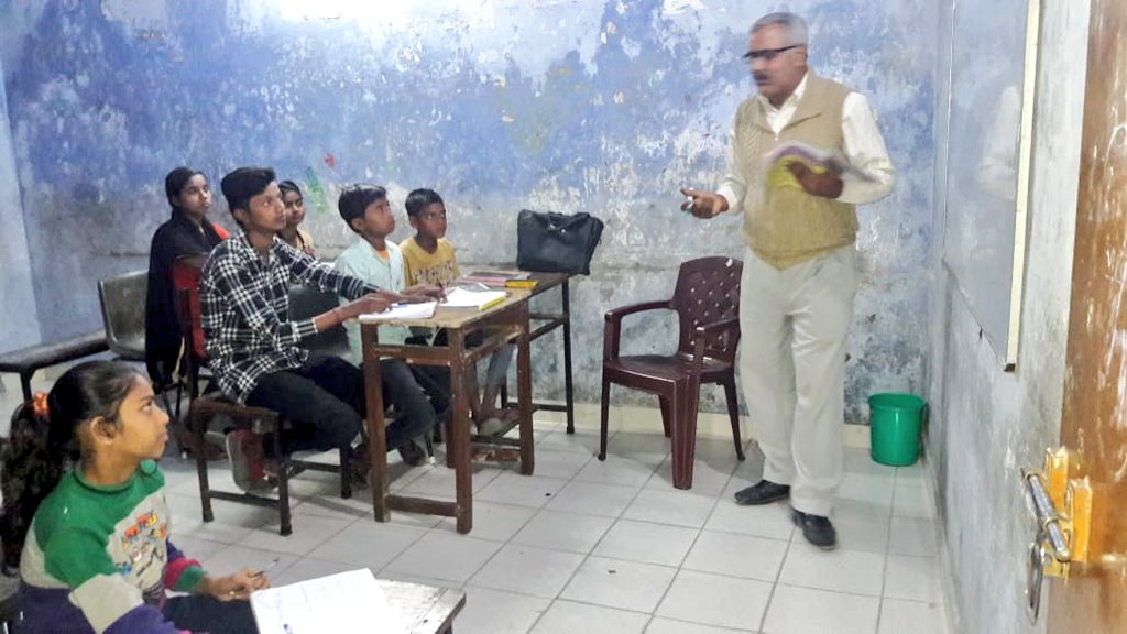 AasraaTrust's tweet photo. The combination of traditional #teaching with #computeraidedlearning has improved learning outcomes at USK, center sponsored by @helpalliance, a @lufthansa project.Of the 180 children, majority are #girls whose 1st brush with education is at this center. #ForEveryChild #learning https://t.co/E4ICMJf3kX