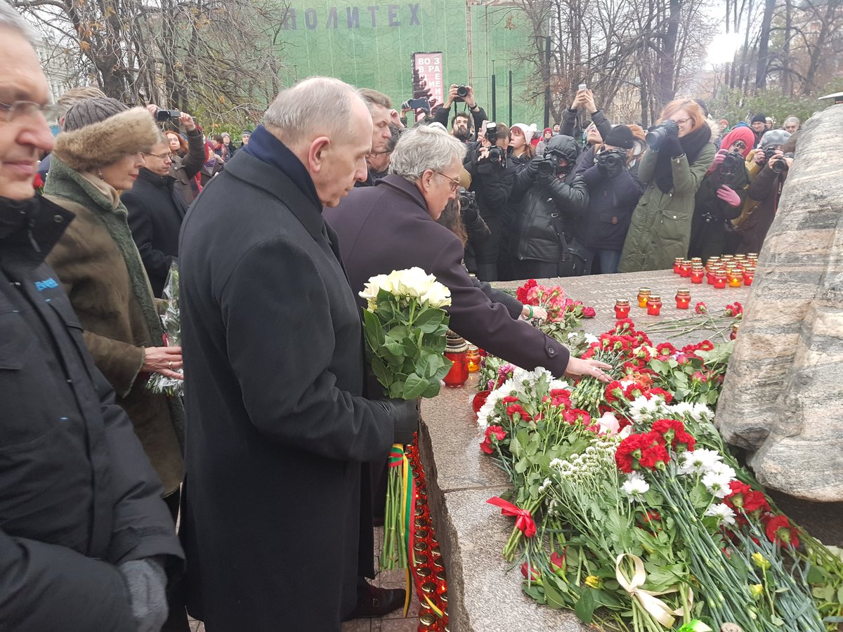 LTembassyRU's tweet photo. Посол Р.Мотузас совместно с послами стран ЕС, США и Австралии возложил цветы к Соловецкому камню на Лубянской площади в Москве - памятнику жертв политических репрессий. https://t.co/91JBpWmgYD