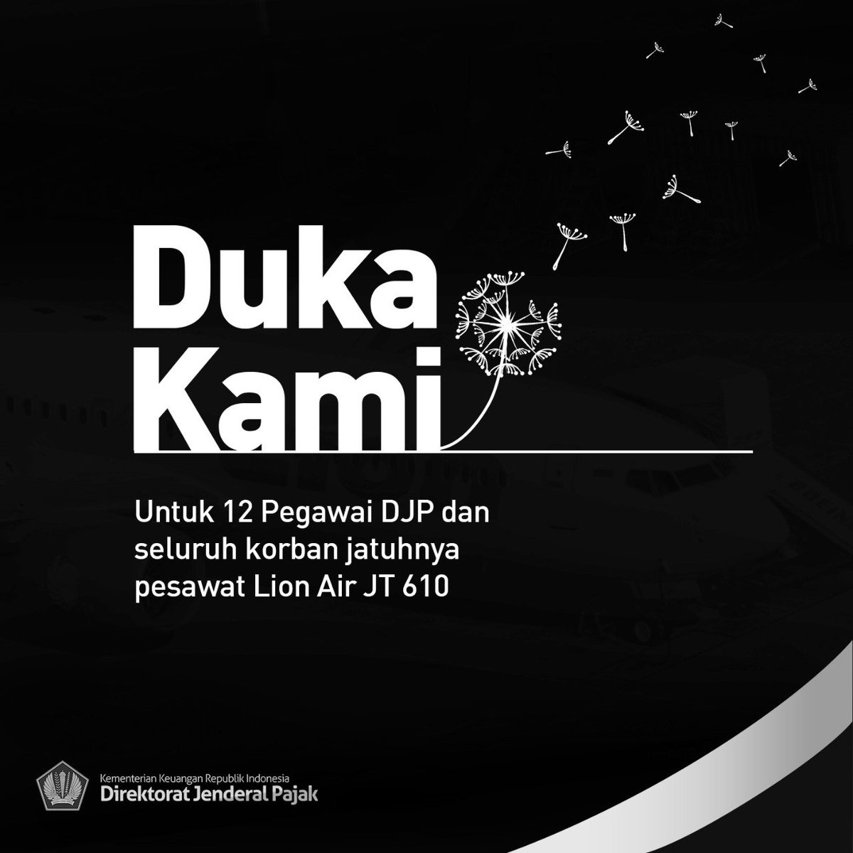 DitjenPajakRI's tweet photo. Ada kabar menggelayut pagi-pagi sekali seiring mendung yang merubung langit tentang 12 pegawai DJP yang pagi-pagi sekali terbang ke Bangka dari Jakarta demi pengabdiannya pada bangsa dan negara. Tentang penerbangan JT610 yang membawa para pengabdi yang tak pernah tiba di Bangka. https://t.co/fbaOx1rZKQ