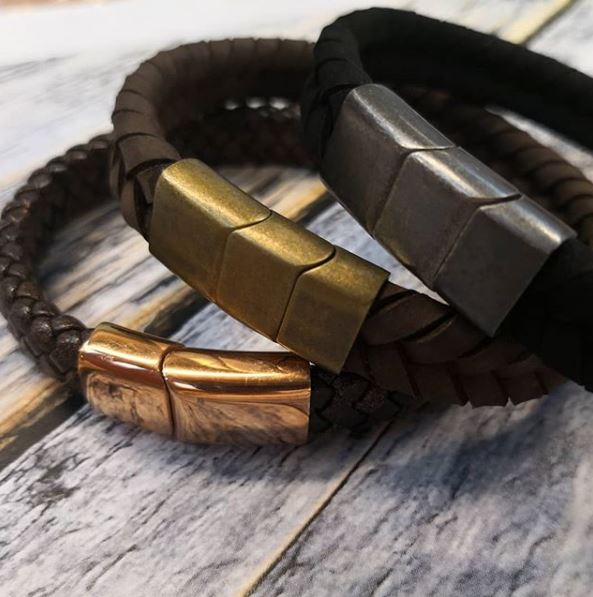 Our new Fred Bennett collection, made for the modern man.

Shop now: geckojewellery.com/fred-bennett/n…

#geckojewellery #fredbennett #mensweardaily #bracelet #stackablebracelets #armcandy #braceletoftheday  #musthave #mensjewellery #mensweardaily #mensstyle #menswear #mensaccessories