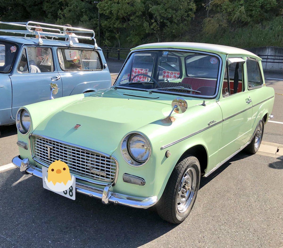 Twitter 上的 とっくり 上田教授の愛車 念願の次郎号に会いに行って来ました 秋の空にメドウグリーンのボディが映えて どこから見ても愛らしい 沢山の仲間パブリカと並ぶ姿も微笑ましく 傷とサビとミラーのガムテープに胸が熱くなりました オーナーさんにも色々