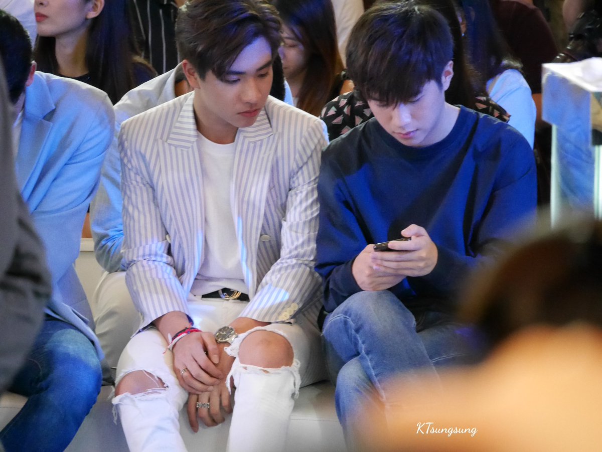 KTsungsung's tweet photo. เมื่อเพิร์ธเงยหน้ามาให้ฟค.ถ่าย หันไปเห็นพี่แปลนเล่นโทรศัพท์ เล่นมั่งดีกว่า 😂😂 มโนล้วนค่า #แปลนไม่ใช่แพลน #รอยยิ้มของชูครีม https://t.co/X7u6kvLXQs
