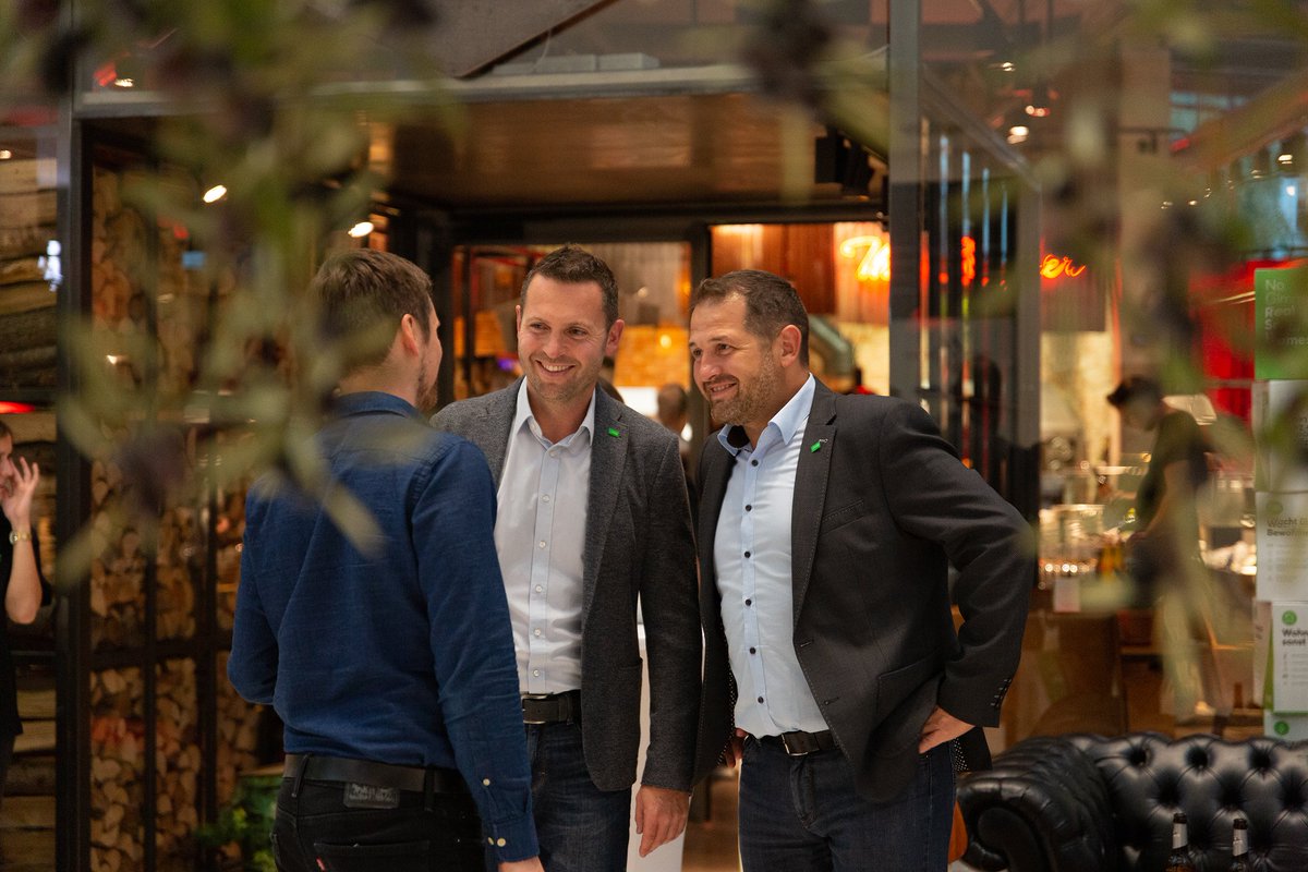 Loxone's tweet image. 🎉10 JAHRE LOXONE 🎉

Wir sagen Danke ... 
🥂 für eine legendäre Party mit den engsten Loxone Friends
👍🏻 an alle Loxonauten die seit 10 Jahren täglich ihr Bestes geben
💚 für euer Vertrauen in das #RealSmartHome von Loxone

In diesem Sinne – auf viele weitere smarte Jahre 🎊