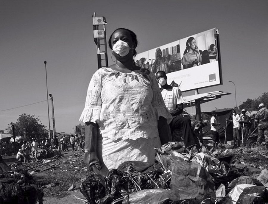 UNVolunteers's tweet photo. Some IVD history! #UNGA established 5 Dec. as Int'l Volunteer Day in 1985 "to heighten awareness of important contribution of #volunteer service, both home &amp; abroad". Photo: local community members &amp; Beninese peacekeepers in #Mali clean up neighbourhood w/ UN Volunteers on IVD. https://t.co/58Bo8Mdkuy