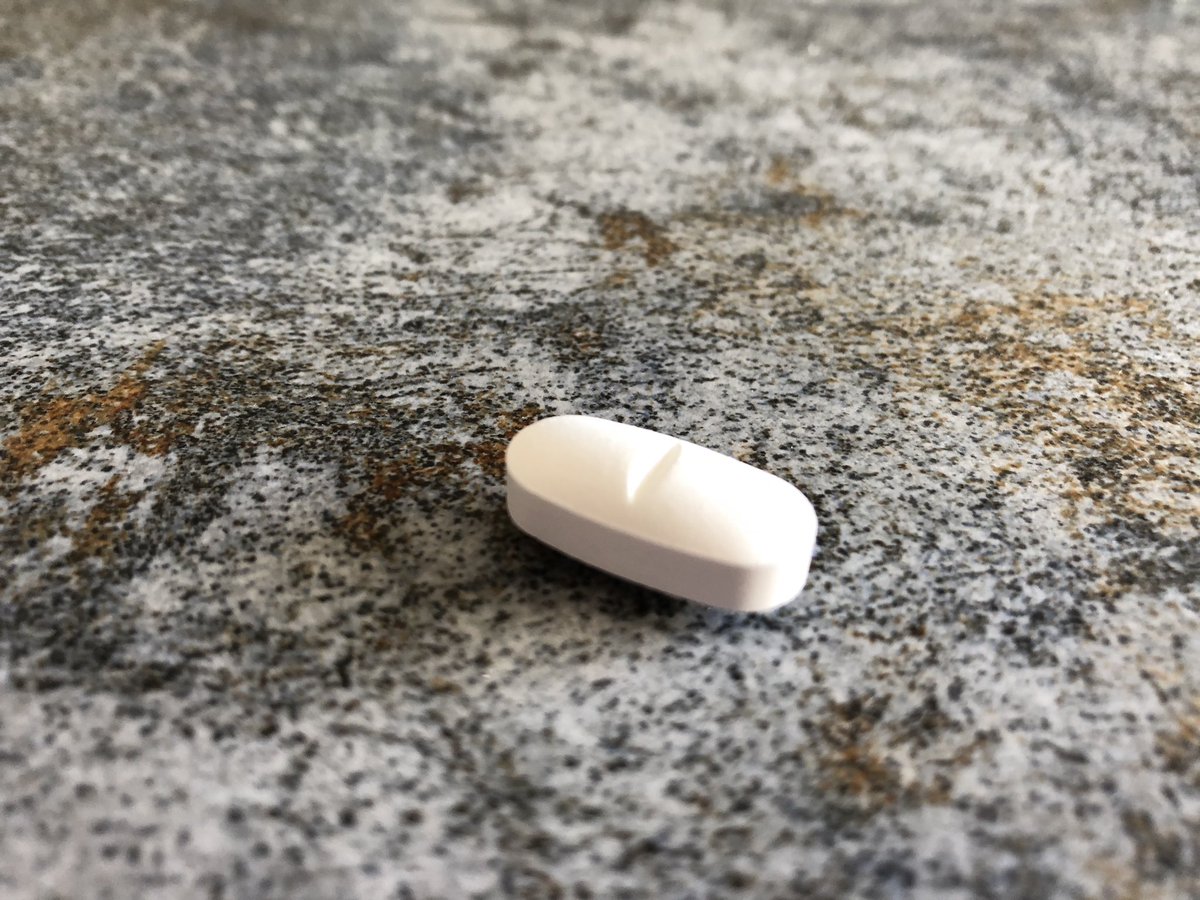 ComandanteLara's tweet photo. Sres. q fabricáis las pastillas de Paracetamol. A ver si las hacéis más chiquititas, cojones! Q no veas pa tragarme este mastodonte de comprimido. Comprimido? Menos mal! No me quiero imaginar cómo sería sin comprimir. Q he estado x abrirlo como una barra d pan y untarle nocilla https://t.co/UO9rEM6WPK