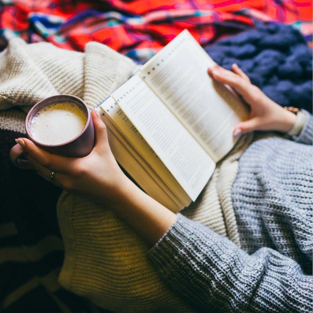 Книжка с пледом и чашкой чая