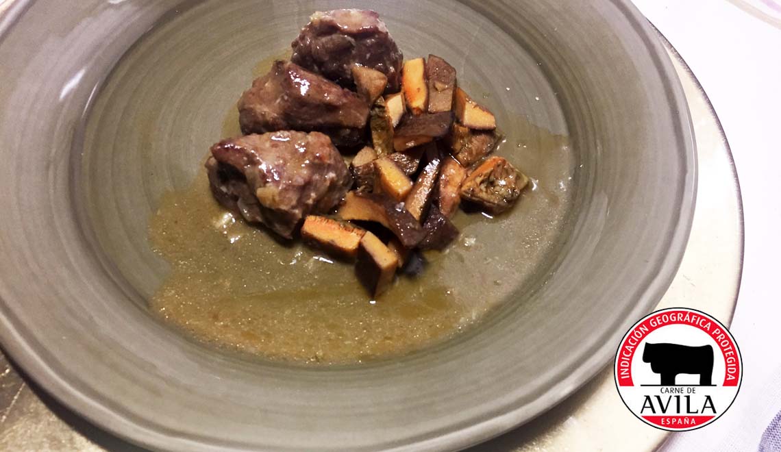 tierradesabor's tweet photo. ¡Es la #HoraDelSabor!
Carrilleras de @CarneAvilaIGP 🥩 con níscalos 🍄 https://t.co/7adrvOsg9o https://t.co/OpTjsRZ0ic