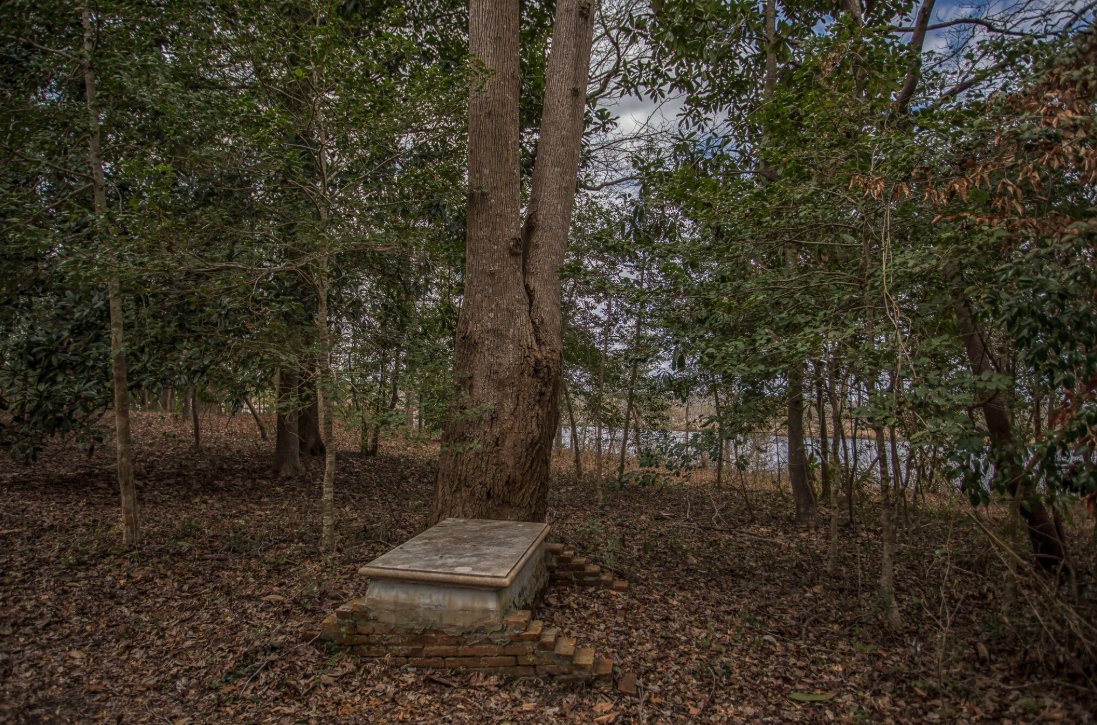 RiverBluffsLive's tweet photo. Tis the season. 🎃 Here's a peek at our 18th-century cemetery on the bluffs - a one-of-a-kind landmark along the #CapeFearRiver. See more here: https://t.co/JDbclA00Xd https://t.co/OyjSDVrz7B