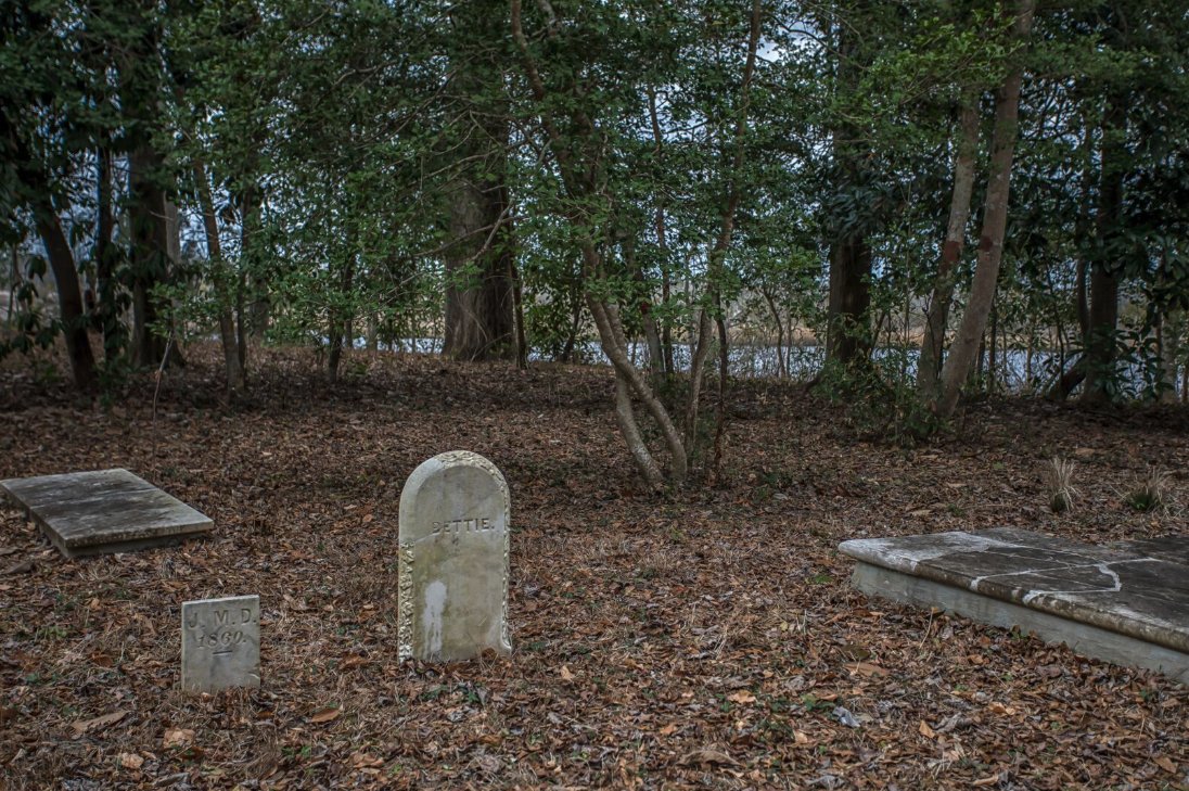 RiverBluffsLive's tweet photo. Tis the season. 🎃 Here's a peek at our 18th-century cemetery on the bluffs - a one-of-a-kind landmark along the #CapeFearRiver. See more here: https://t.co/JDbclA00Xd https://t.co/OyjSDVrz7B