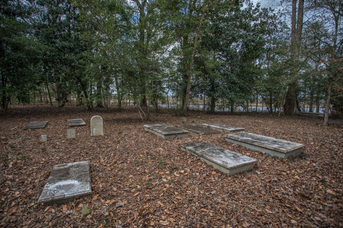 RiverBluffsLive's tweet photo. Tis the season. 🎃 Here's a peek at our 18th-century cemetery on the bluffs - a one-of-a-kind landmark along the #CapeFearRiver. See more here: https://t.co/JDbclA00Xd https://t.co/OyjSDVrz7B