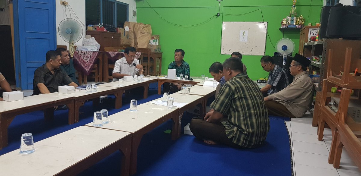 PakRT03's tweet photo. Pertemuan rutin #RW06 @kelkembangarum @Kec_SMGBarat @PemkotSmg @PemkotSemarang sedulur saklawase , guyub sakkabehe ... hok aaa hokk eee....
#PrayForJT610 #JT610 #PerbedaanAdalahKekuatan https://t.co/HVe9VMGDV0