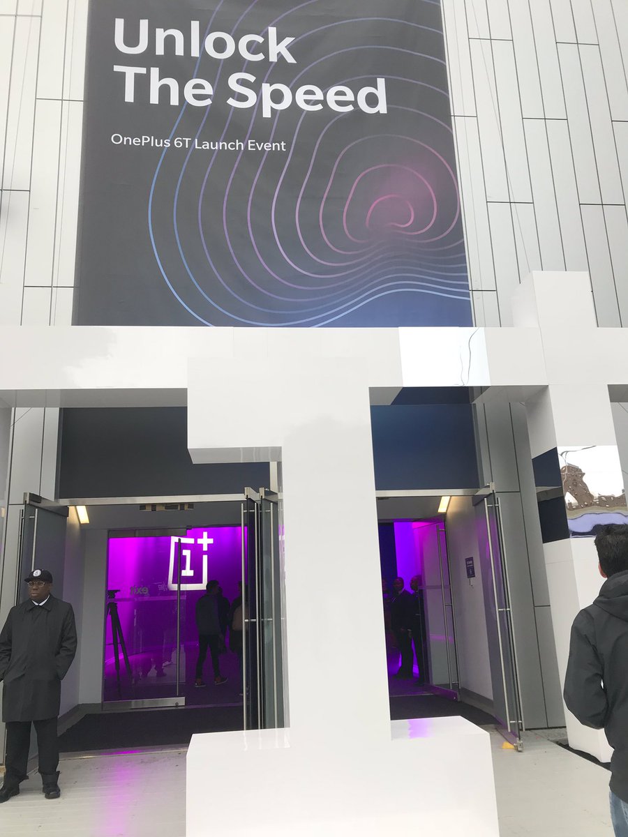 xataka's tweet photo. ¡Muy buenas, Xatakeros! Nos hemos venido hasta Nueva York para asistir al evento de OnePlus, que empieza en aproximas una hora y media. Os lo contaremos todo en directo por aquí para que podáis seguirlo con nosotros 😉#OnePlus6T #UnlockYourSpeed https://t.co/iNiiU1zpny