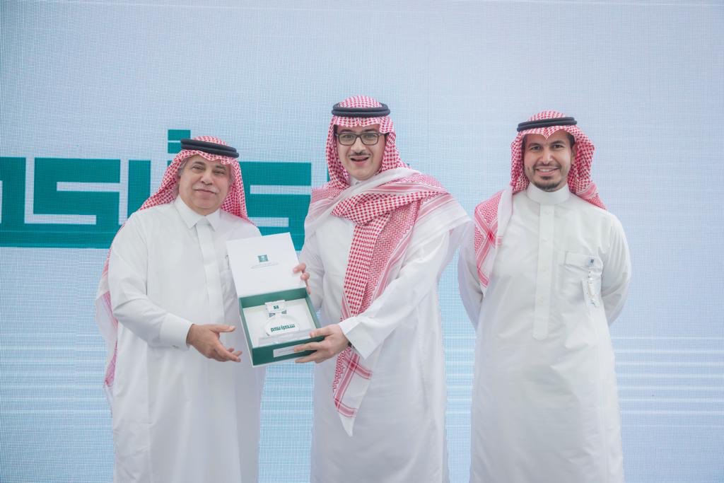 تشرفت اليوم بتكريمي من معالي وزير التجارة والاستثمار د.ماجد القصبي بوسام حماية المستهلك، خلال حفل تكريم رجال الرقابة المتميزين بالوزارة وسفراء المستهلك.
والتكريم الحقيقي سيأتي باليوم الذي ينظف فيه وطننا وأسواقنا من المسيئين والمتلاعبين بإذن الله.