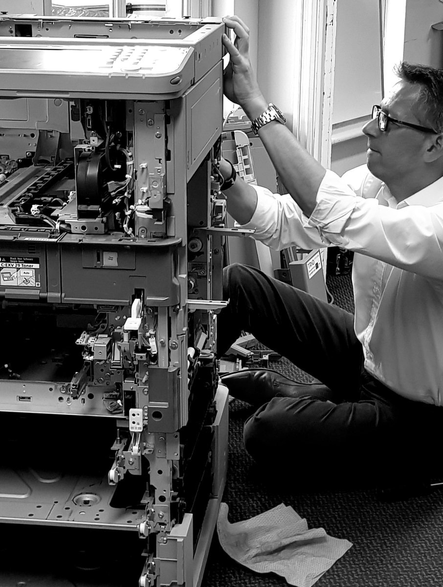 Triosystems1's tweet image. Our Sales Manager hard at work refurbishing an Image RUNNER ADVANCE C5235 #hardworkpaysoff #allworknoplay