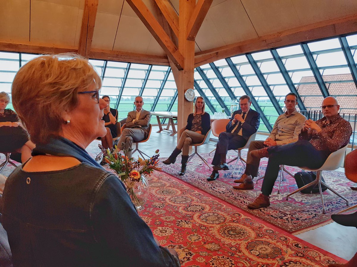 MinVWS's tweet image. In Nederland hebben bijna 1 miljoen mensen #diabetes type 2. Minister Bruno Bruins luistert naar de ervaringen van diabetespatiënten tijdens een werkbezoek aan leefstijlprogramma Keer Diabetes2 Om. Dit programma zet een gezonde #leefstijl in als medicatie: keerdiabetesom.nl