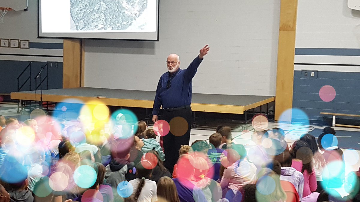 Pour le lancement du 20e anniversaire <a href="/aec_cecce/">@aec-cecce</a>, nous avons à l'honneur le  directeur, la secrétaire, une  enseignante et oui une élève de cette première année.  Merci à Gilles Oulette d'avoir fait un voyage dans le temps avec nos élèves.  <a href="/ecolecatholique/">CECCE</a> <a href="/duboig/">Guy Dubois</a>