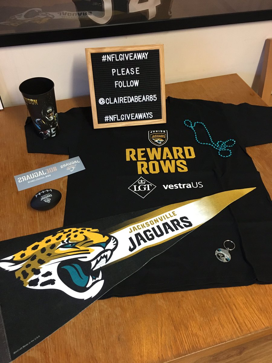 clairedabear85's tweet photo. #Jaguars⁠ #Signed #NFLGIVEAWAY This weeks #PRIZE includes Autograph by #DUUUVAL legend &amp; #NFL Alumni Paul Posluszny. To be in with a chance to #win all this #SWAG you MUST follow @clairedabear85 &amp; RT this link. This #Giveaway will runs till 2/11 Open 2 ALL #NFL fans globally 🌍 https://t.co/RM9yTuPand