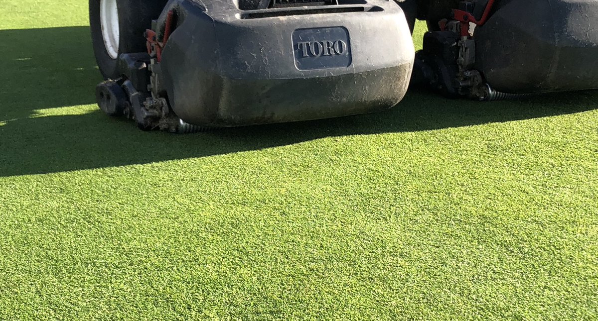 HartCommonGC's tweet photo. Greens getting a quick trim this afternoon now temperature has risen slightly https://t.co/xNUV6s1UAr