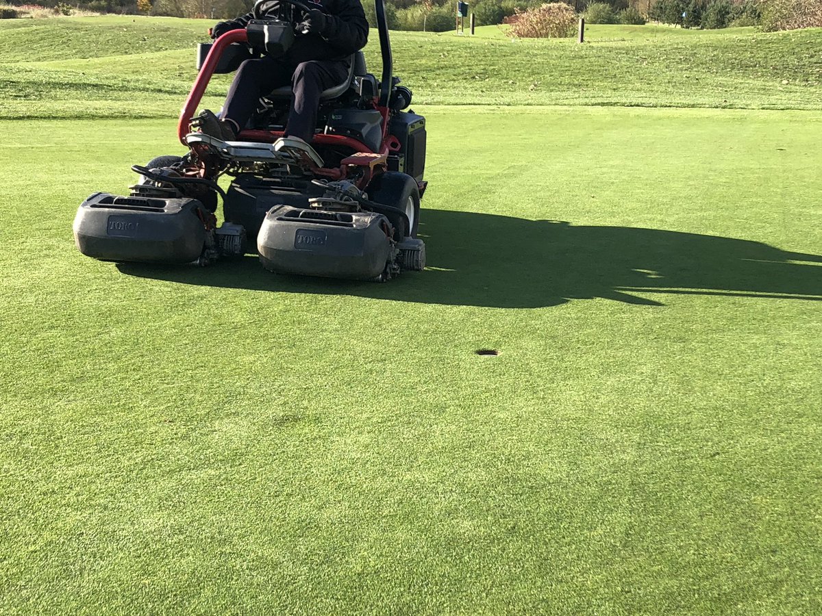 HartCommonGC's tweet photo. Greens getting a quick trim this afternoon now temperature has risen slightly https://t.co/xNUV6s1UAr
