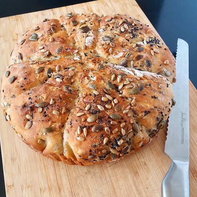 ThisGirlNeedsA's tweet image. Who doesn't love freshly baked bread?! This 5-seed loaf is not only delicious but also requires no kneading! It's so easy to make and takes very little effort. Perfect 😊

#bread #seededbread #freshlybaked #baking #bakingbread #homebaking #breadlover … ift.tt/2CPRUoW