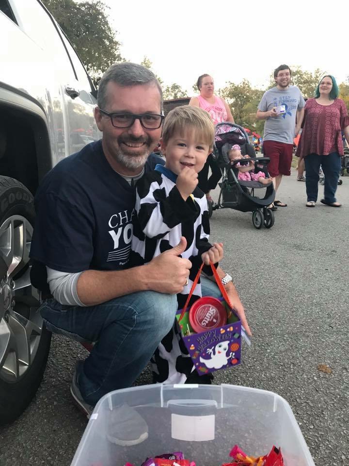 AlabamaChad's tweet photo. My Heather &amp; I had a great time meeting future voters at Fall In The Park! Nothing like seeing a child’s face light up when they see so much candy! 
#TeamYoung #ChadYoungStateHouse
#NewEraForAlabama 
#OurChildrenAreOurFuture https://t.co/nmtNks8PSK