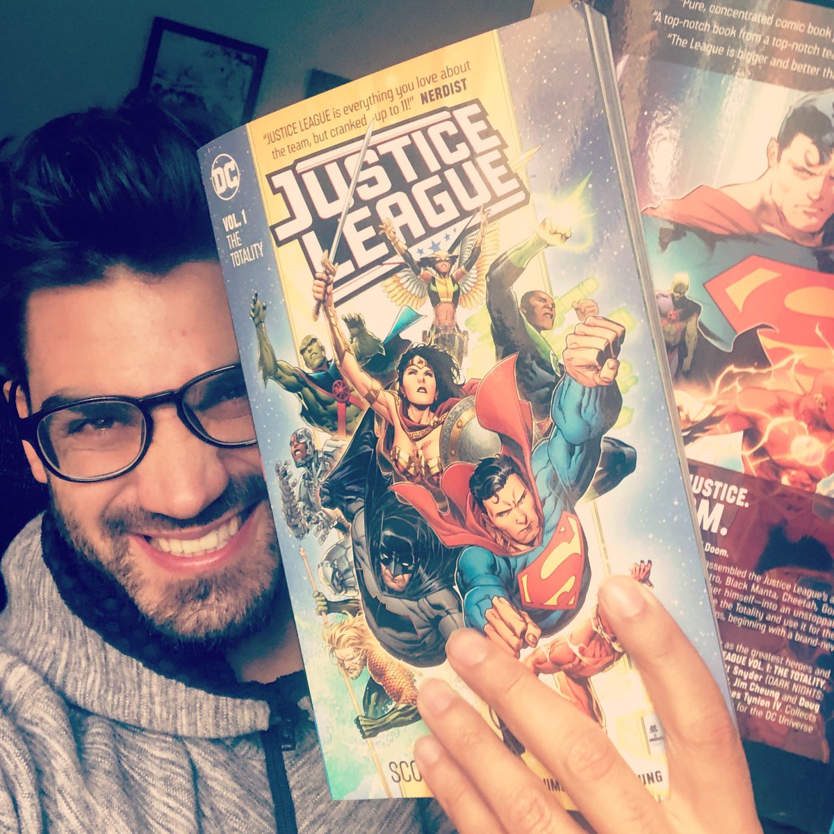 JorgeJimenezArt's tweet image. Woooaaah!!! Friends! I already got the Justice League vol 1, I'm out of words to express how important this is for me, I just hope that everyone likes it! thank you to all!! And thanks to my amazing work-team friends too!! #justiceleague #vol1 #thetotality !!