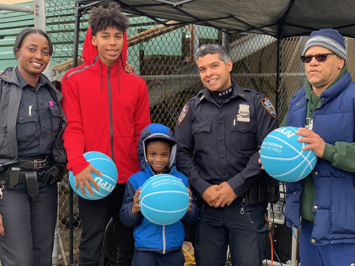 Gatling4ThePpl's tweet photo. When the Police and the Community work together the future is bright. Thanks you to the legend #DetStevenMcdonald #wecanbecauseweknowwecan #NYPDConnecting #105precinct https://t.co/H34f052b83