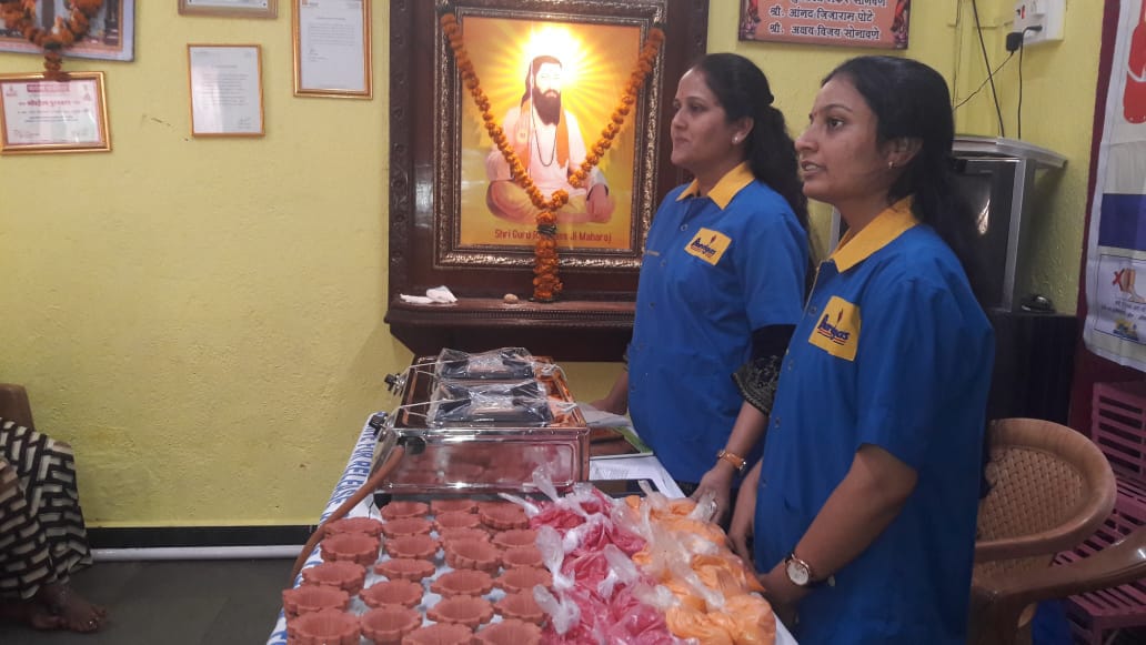bpclqualitygas's tweet photo. @BPCMumbai @mohitrane_bpcl @kumar4360 @BPCUran Quality Gas Service org a Safety Clinic on 27/10/18 at Khar (W). As Diwali being round the corner Diya's &amp; Rangoli distributed to customer's. https://t.co/CLZga2NeiR https://t.co/6xz8UiJrSY