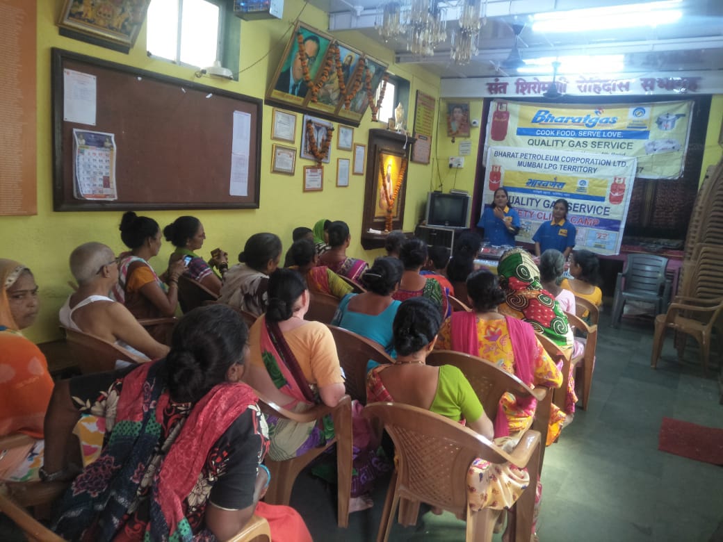 bpclqualitygas's tweet photo. @BPCMumbai @mohitrane_bpcl @kumar4360 @BPCUran Quality Gas Service org a Safety Clinic on 27/10/18 at Khar (W). As Diwali being round the corner Diya's &amp; Rangoli distributed to customer's. https://t.co/CLZga2NeiR https://t.co/6xz8UiJrSY