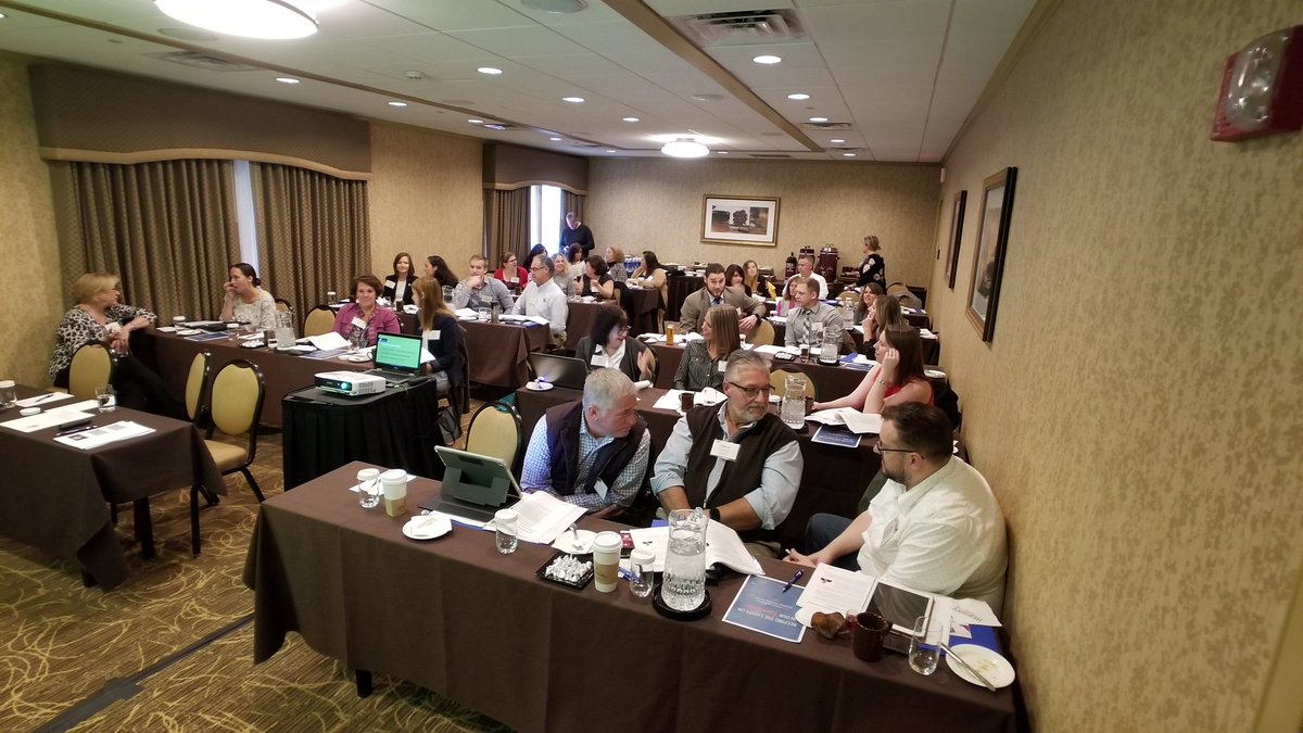 PaCommBankers's tweet photo. Energetic group here at #pacbmarketing2018. #marketing breeds interaction and creativity! We love it! #pacb2018 #ktlo https://t.co/BkIXnNXOuD