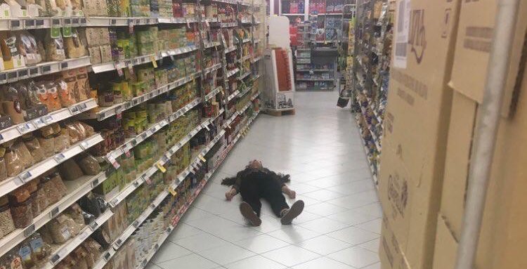 chevitaorribile's tweet photo. “The floor is lava”

io: https://t.co/ZBQ7gdDZPF