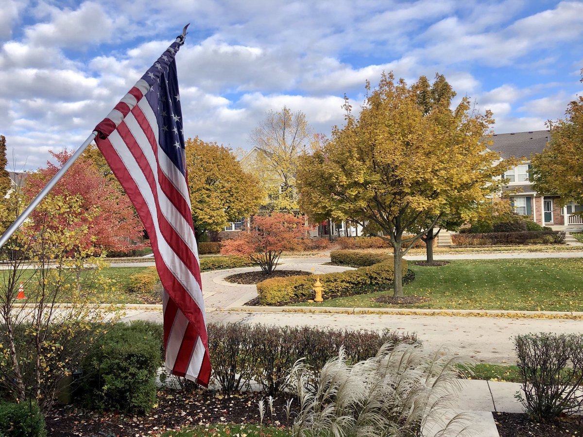 SurfnWeatherman's tweet photo. Full-on fall colors in the Midwest at my dads house near Chicago! #fall #fallfoliage #leaves #fallfoliage2018 https://t.co/9t9N157rME