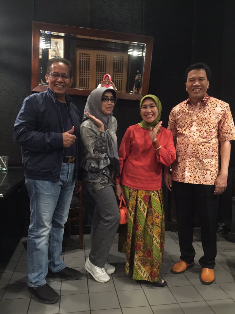 Foto dulu setelah makan malam dengan rektor undip prof yos dan mbak asih di rumah makan gang gang sule di semarang