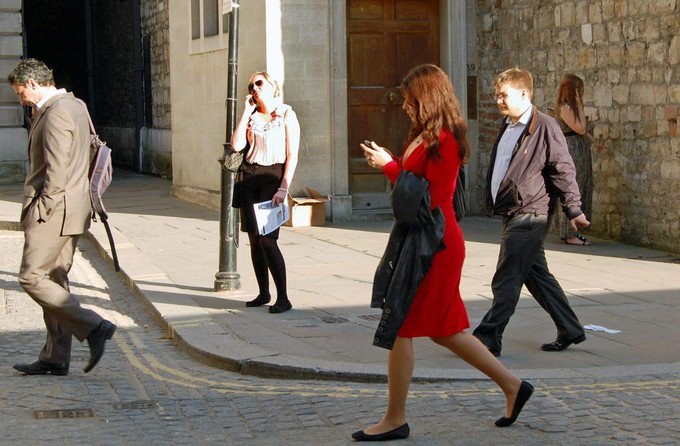 Displugteam's tweet image. En Sardaigne, 22 € d’amende pour les piétons qui regardent leur Smartphone en traversant  

buff.ly/2OSJuEe 

#DigitalDetox