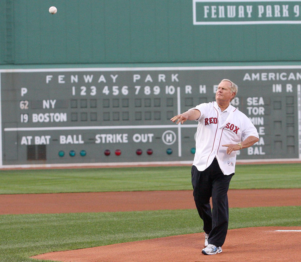 jacknicklaus's tweet photo. Congrats @RedSox for punctuating dominant season with 4th #WorldSeries title in 15 years! Boston-record 108 wins, 3rd straight AL East title &amp; beating talented @Dodgers in 5... Incredible year!
Say, could you use a former switch-hitting catcher with experience in the "majors"? https://t.co/2ILI3T396h