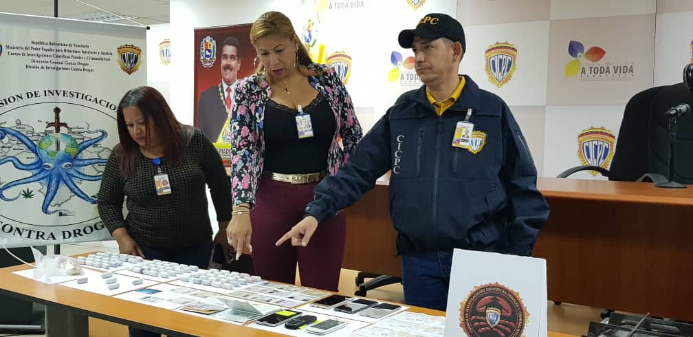 Sabuesos de la <a href="/DivDrogasCicpc/">Cicpc_DivDroga</a> #CICPC logran la captura de traficantes internacionales de Drogas. <a href="/NicolasMaduro/">Nicolás Maduro</a>
<a href="/NestorReverol/">Néstor Luis Reverol</a> <a href="/DouglasRicoVzla/">Douglas Rico</a> <a href="/JSalazarCICPC/">Jhonny Salazar</a> <a href="/MercyBracho1/">Com. Mercy Bracho</a> <a href="/carmenyalegni/">Carmen Coronado</a> <a href="/YenniferBlanc16/">Yennifer Blanco</a> <a href="/CICPCPREVENCION/">PREVENCIÓN INTEGRAL DEL DELITO CICPC</a> <a href="/PRENSACICPC/">PRENSA CICPC</a> Eficiencia o nada! 🚨🚔🚨🚔🚨🚔