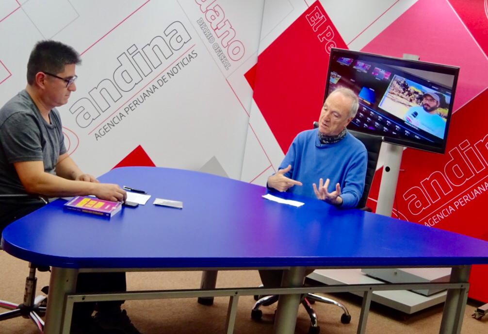 EmiliBaleriola's tweet photo. En #RadioAndina #Lima presentando las actividades de mañana. #Masterclass a las 14:00 en Instituto Superior Orson Wells. Concierto a las 22:00 en #Jazzone @LimaCultura https://t.co/y0gwIv9qKH