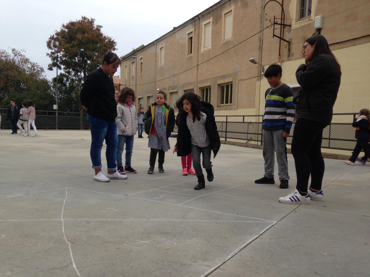 SalesiansMAT's tweet photo. Aprenentatge i Servei dins l’escola mateix: els alumnes de 2n d’ESO dinamitzen els patis de Cicle Inicial de Primària. Aquesta setmana els expliquen jocs de xarranca. #ApS #ProjectePatis https://t.co/nAxksu9o9Z