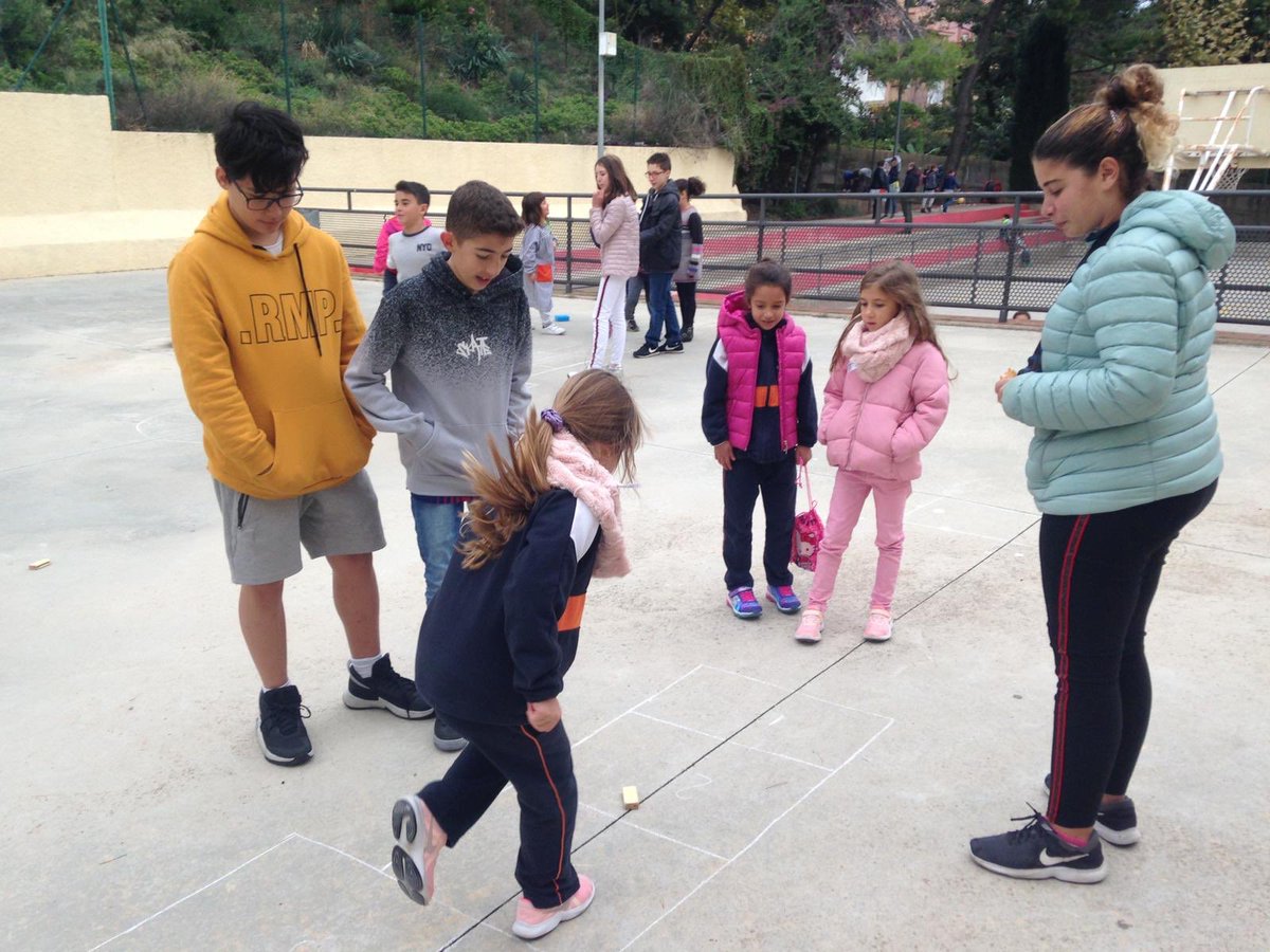 SalesiansMAT's tweet photo. Aprenentatge i Servei dins l’escola mateix: els alumnes de 2n d’ESO dinamitzen els patis de Cicle Inicial de Primària. Aquesta setmana els expliquen jocs de xarranca. #ApS #ProjectePatis https://t.co/nAxksu9o9Z