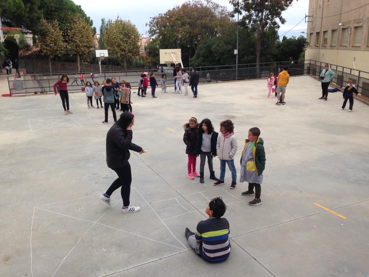 SalesiansMAT's tweet photo. Aprenentatge i Servei dins l’escola mateix: els alumnes de 2n d’ESO dinamitzen els patis de Cicle Inicial de Primària. Aquesta setmana els expliquen jocs de xarranca. #ApS #ProjectePatis https://t.co/nAxksu9o9Z