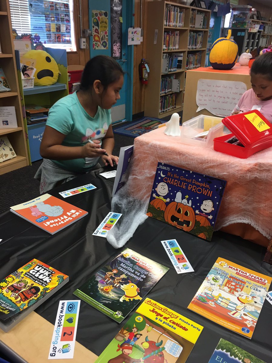 TABROWNLIBRARY's tweet photo. @TABROWNES First day of #SpooktacularBooks @bookspringatx #Books4Me distribution. Every student leaves with a free book #lovereading @AustinISDLibs #boo https://t.co/MhOehPcB0x