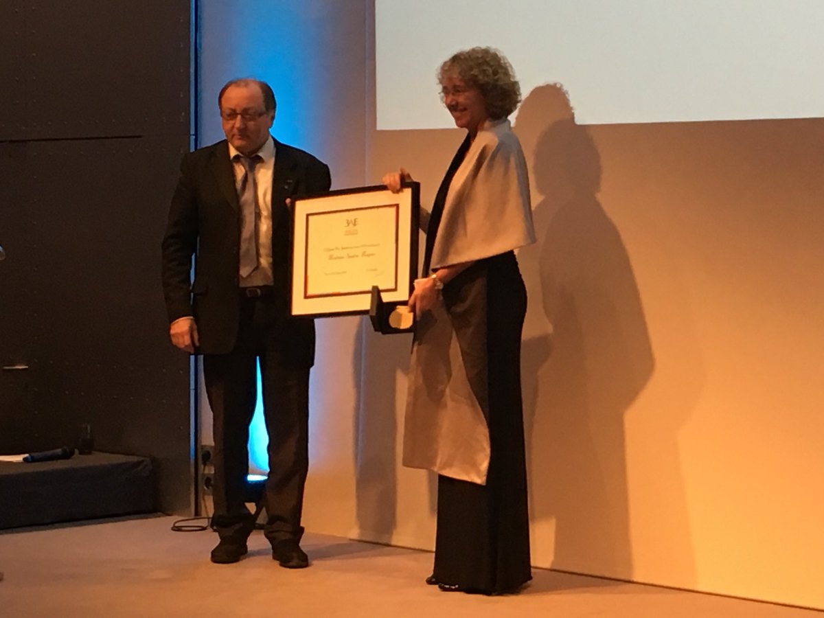 XopheRobin's tweet photo. Ce soir, cérémonie de remise des prix @3AFasso 2018 à @AeroclubFrance. Plusieurs femmes honorées ce soir par le Prix Jeunes Actifs (Aurélie Gouby - @SafranEngines &amp; Marie Vinay - @byMBDA). Le Grand Prix Spécial 3AF est décerné à Sandra Magnus @Astro_Sandy, astronaute de la @NASA. https://t.co/e1Ska5l0AG