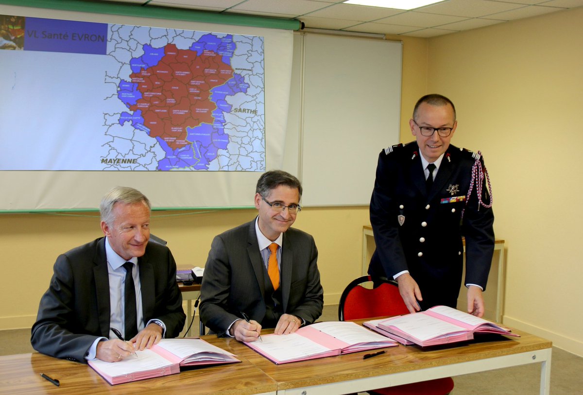 Signature de la convention entre le <a href="/sdis53/">Sapeurs-pompiers 53</a> et l'<a href="/ars_pdl/">ARS Pays de la Loire</a> pour mise en place d'un Véhicule de Liaison Santé (VLS) à Evron afin de couvrir une zone blanche à plus de 30 minutes des secours médicaux. Le VLS est armé par un infirmier SP appliquant des Protocoles de Soins d'Urgence.