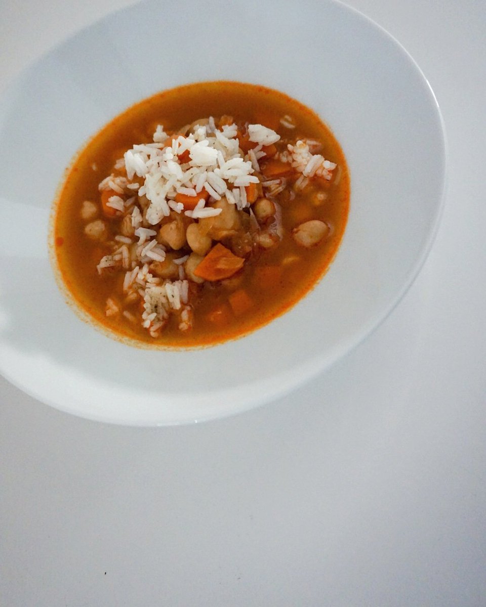 comi_adictos's tweet photo. ¡No hay quien suelte la cuchara!🥄 Menudo frío...❄ ni en Navidades hace tanto frío por aquí!⛄ ¿Y qué apetece? Pues sí, platitos calentitos y ricos como este 😍➡️➡️  https://t.co/G9xlsD1h22 #vegan #balance #comidareal #guiso https://t.co/2jTRlkbwHR