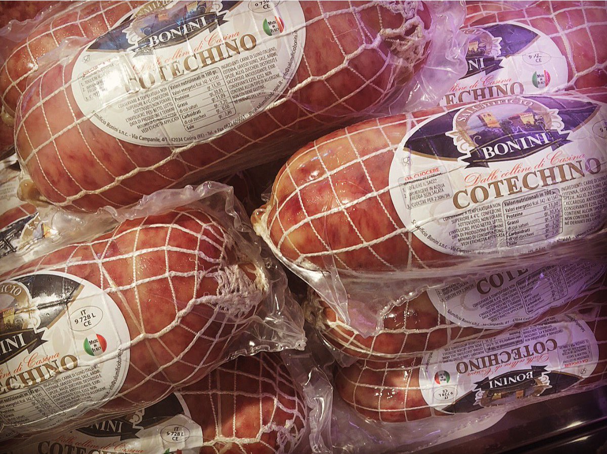 Salumif_Bonini's tweet photo. Ecco due protagonisti di un autunno/inverno che si rispetti: Cotechino e Cotecone freschi freschi di produzione...Provare per credere!!
🍴🍷😋
#salumificiobonini #autumn #tipicalfood #emiliaromagna #tradizione #gifts #cold #dish #delicious #appenninoreggiano https://t.co/NgdRbVZytd