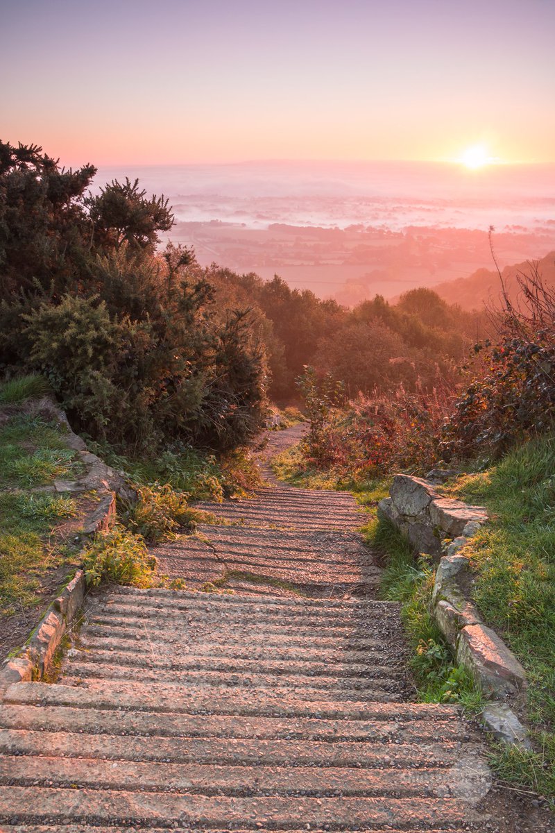 Misty sunrise at British Camp. Hope everyone had a good weekend!

#WorcestershireHour #MalvernHills #Worcestershire
