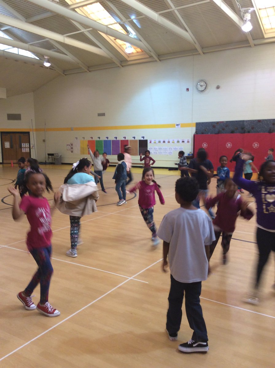 ChalkleyPE's tweet photo. A little ghostbusters for our first grade warm up. @Mr_Wise_Man_PE @dfeister #Physed https://t.co/OIkGimjhqx